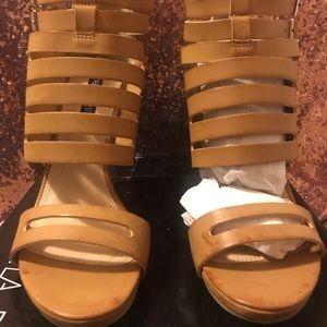 New Izabella Rue Tan Jensena heel size 9